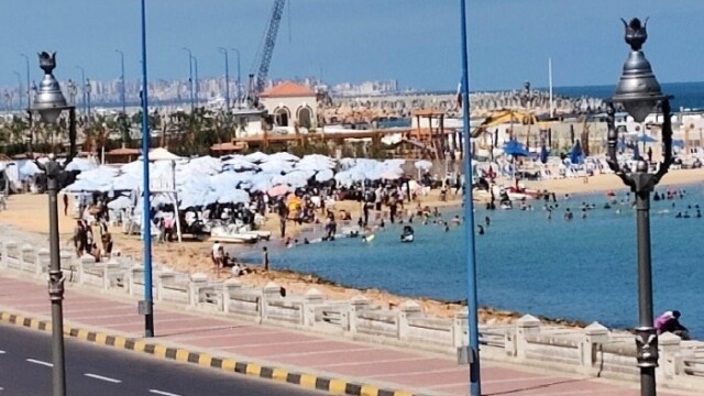 إقبال متوسط يشهده رواد شواطئ الإسكندرية في أول أيام عيد الأضحى المبارك