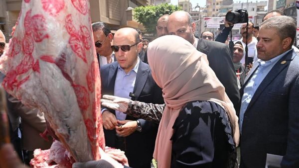 إقبال واسع على طرح لحوم مخفضة من محافظ الغربية عبر 14 شادرا استعدادًا لعيد الأضحى