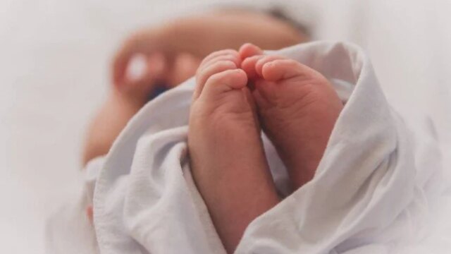إنقاذ رضيع وجده المارة وسط القمامة في الشرقية ونيابة المنطقة تأمر بنقله إلى الحضانة
