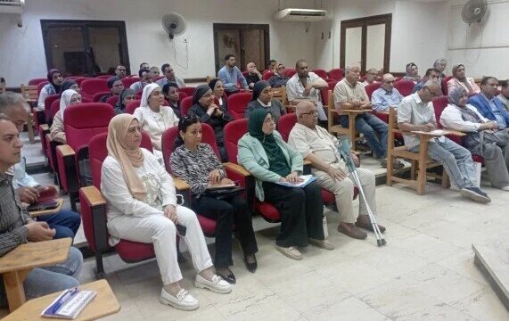 اجتماع موسع لمدير تعليم بني سويف لمناقشة ضوابط قبول الأطفال في المدارس الخاصة