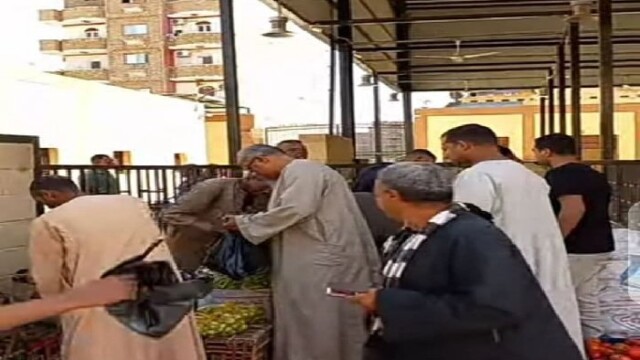اجراءات عاجلة في نجع حمادي تساهم في إخلاء الميادين من الباعة الجائلين ونقلهم للسوق الحضاري