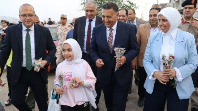 احتفال مميز في بنها، محافظ القليوبية يوزع الورود والهدايا على المواطنين بكورنيش النيل