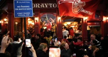 احتفالات جماهير أرسنال في ملعب الإمارات بعد الفوز بلقب الدوري الإنجليزي