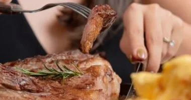 احتفالات عيد الأضحى تشهد تجاوزات في استهلاك اللحوم بأربعة أبراج بارزة