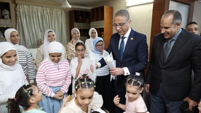 احتفالات عيد الأضحى: محافظ الجيزة يشارك فتيات مؤسسة الرعاية الاجتماعية بالبشرى والبهجة