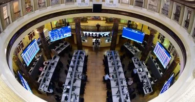 “` ارتفاع ملحوظ في بورصة الثلاثاء، حيث شهدت الخدمات التعليمية والصحية صعوداً ملحوظاً، بينما تراجعت المنسوجات والبنوك “`