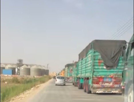 ازدحام مروري خانق بسبب سيارات القمح على طرق الصوامع ومطالب شعبية لتنظيم حركة المرور
