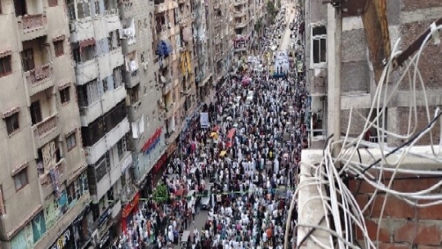 استقبال حافل لعيد الأضحى: الآلاف من المصلين يؤدون الصلاة بساحة مسجد سيدي بالإسكندرية