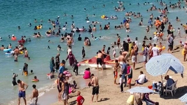 استمتع السكندريون في ثاني أيام عيد الأضحى بشواطئ الهانوفيل وستانلي المزدحمة بالكامل