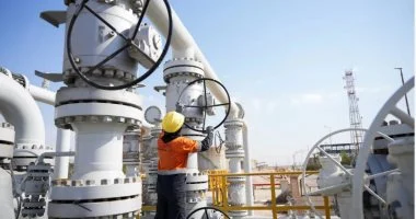 “` استمرار اضطرابات الإمدادات يثير المخاوف ويكشف عن أبرز مستجدات أسواق النفط العالمية “`