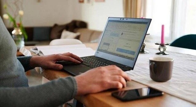 استمرار العمل عن بُعد يوم الأحد في يونيو يعتمد على قرار الحكومة الحاسم