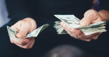 اكتشاف تقليد العيدية: كيف يؤثر في اختيارات الملابس والطعام في اليوم الأول؟