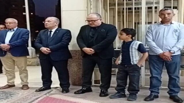 الشاعر هاني عبد الكريم يتلقى تعازي والده في جامع الحامدية الشاذلية
