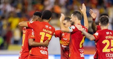الاتحاد يتأخر بثلاثية أمام القادسية في الشوط الأول وصراع التأهل يشتعل
