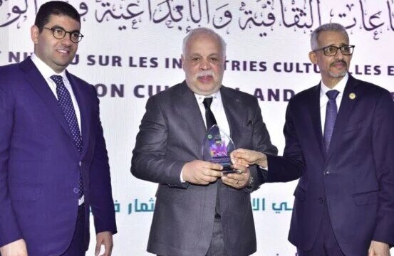 المهن التمثيلية تحتفي بأشرف زكي بعد تكريمه في مهرجان “الصناعات الثقافية” بالمغرب