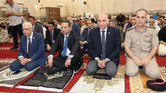بأجواء من الفرح، محافظ المنوفية يؤدي صلاة عيد الأضحى بمسجد الرؤوف الرحيم وسط حشود المصلين