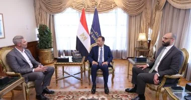 “` بحثت وزارة الاتصالات مع شركة أمازون سبل تعزيز استثماراتها في مجال التكنولوجيا والذكاء الاصطناعي “`