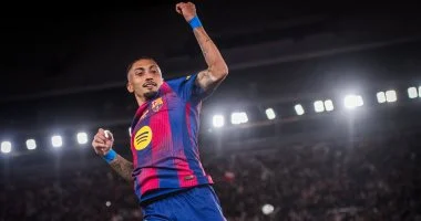 برشلونة يحقق التقدم في الشوط الأول بفضل رافينيا أمام ريال بيتيس