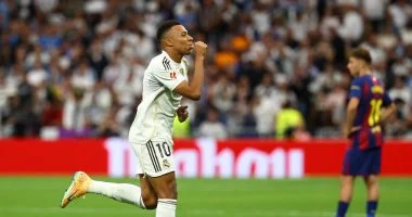برشلونة يهزم الريال.. جماهير الملكي تتهم مبابي بالمسؤولية عن الخسارة الكبرى