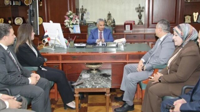 بني سويف تواصل جهودها: محافظ المحافظة يناقش دعم الأسر الأولى بالرعاية وتطوير النقل الجماعي مع البنك الزراعي
