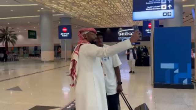 تأخر وصول سعود عبد الحميد ساعة كاملة في جدة
