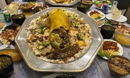 تجربة فريدة في مطعم لمسة الطباخ: أسماك البحر الأحمر ولحم حنيذ يجسد المطبخ الجنوبي السعودي