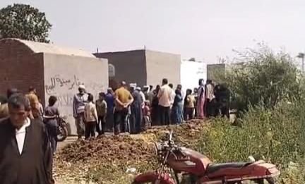 تشييع جنازة خامس ضحايا حادث مروع على طريق سنديون السريع في قليوب، والناس في حالة حزن عميق