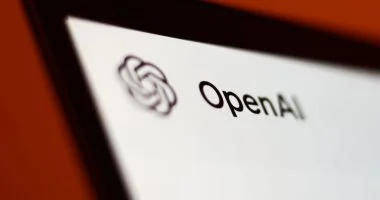 تصاعد أزمة Siri وChatGPT يشير إلى بدء الحرب المحتملة بين آبل وOpenAI
