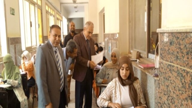 تفقد رئيس جامعة أسوان امتحانات الفصل الدراسي الثاني في كلية الزراعة اليوم الأحد