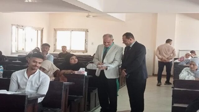 تفقد رئيس جامعة أسوان امتحانات كلية الآثار وأكد على توفير الأجواء المناسبة للطلاب