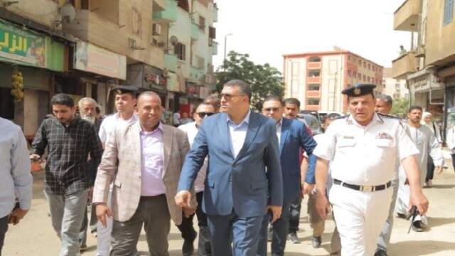 تفقد محافظ قنا السوق الحضاري بنجع حمادي ووجه إعفاءً إيجاريًا للباعة لمدة شهرين