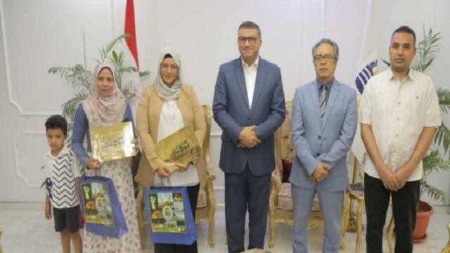 تقديراً للجهود، محافظ قنا يكرم سيدتين فازتا بأفضل التجارب في محو الأمية على مستوى الجمهورية