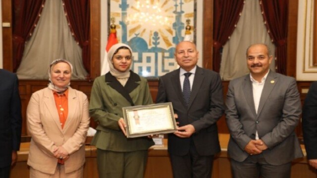 تكريم متميز لطالبة من القاهرة بعد تحقيقها المركز الثالث في معرض العلوم الدولي بالولايات المتحدة