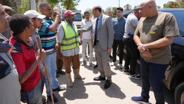 تهنئة مميزة من محافظ أسيوط لعمال النظافة بمناسبة عيد الأضحى وتوزيع هدايا عليهم