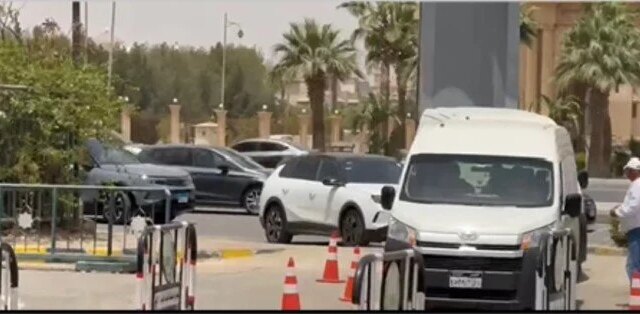 جثمان الفنان الراحل عبد الرحمن أبو زهرة يصل إلى مسجد الشرطة استعداداً للجنازة