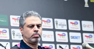 جمال يجتمع مع اللاعبين خلال التدريب اليوم لمواجهة اتحاد العاصمة القادمة