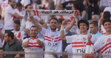 جماهير الزمالك واتحاد العاصمة تتألقان في مدرجات استاد القاهرة خلال اللقاء الحماسي