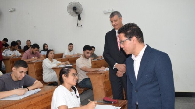 جولة ميدانية لرئيس جامعة بنها لمتابعة تفاصيل سير الامتحانات بكلية التجارة بالعبور