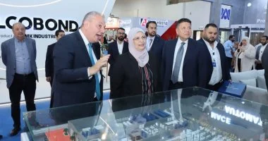 “` “جولة ميدانية لرئيس هيئة التنمية الصناعية في المعرض الدولي السادس عشر للزجاج والألومنيوم” “`