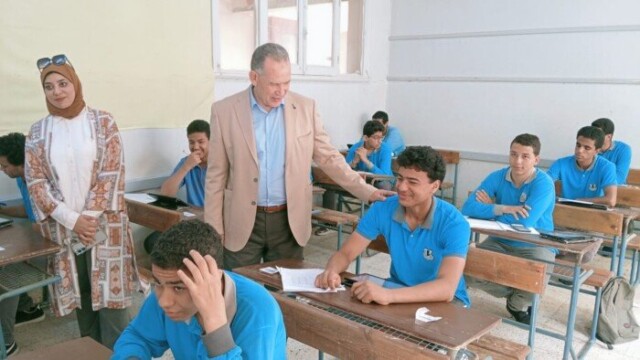 جولة ميدانية مثمرة لمدير تعليم أسيوط في لجان امتحانات صفوف النقل بحي شرق