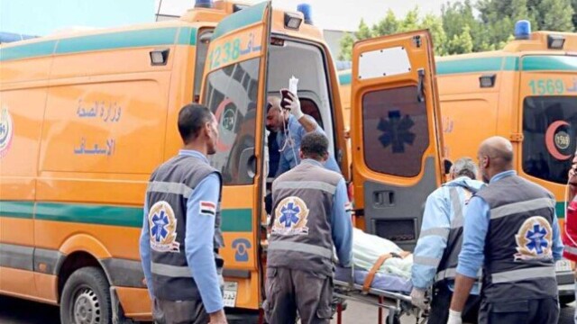 حادث مأساوي أسفر عن مصرع وإصابة أربعة أشخاص جراء انقلاب سيارة ربع نقل بطريق أسيوط الصحراوي الغربي في الفيوم