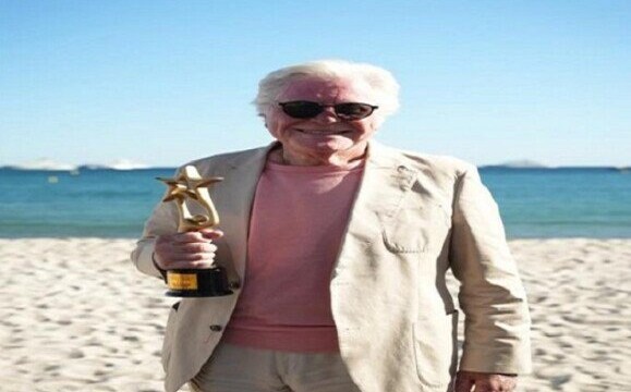 حسين فهمي يتسلم جائزة شخصية العام السينمائية العربية في تكريم لمسيرته الفنية