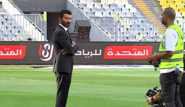 خالد النبوي يثير ضجة على السوشيال ميديا خلال حضوره مباراة الأهلي والمصري