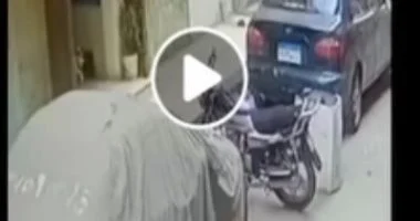 خلاف حول ركن السيارة يؤدي لصاحب محل يدمّر إطارات سيارة سيدة بالكامل