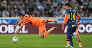 ديبورتيفو ألافيس يتقدم على برشلونة بهدف في الشوط الأول من المباراة