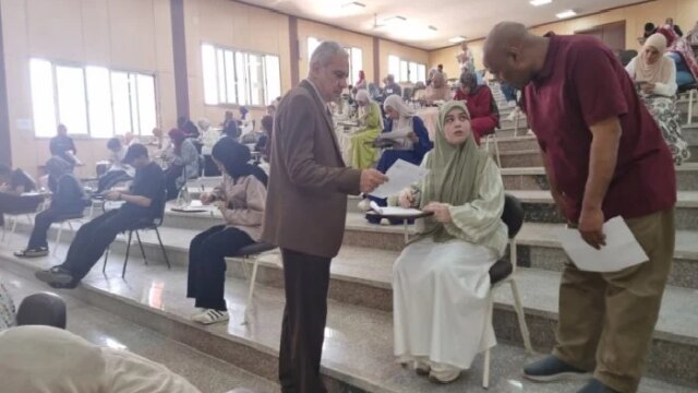 رئيس جامعة أسوان يتفقد لجان الألسن ويؤكد أهمية توفير الراحة للطلاب أثناء الامتحانات