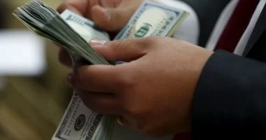 “` استقرار ملحوظ في سعر الدولار اليوم بالبنك الأهلي وCIB وسط تباين الأسواق المالية “`