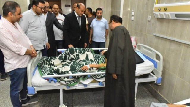 زيارة إنسانية: محافظ أسيوط يتفقد مصابي حادث أبنوب بالمستشفى الجامعي ويؤكد على أهمية الرعاية الطبية