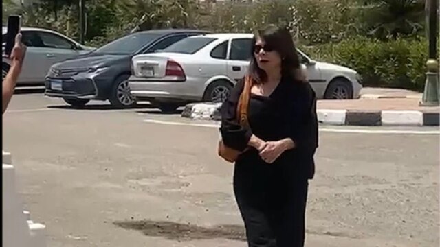 سلوى محمد علي تودع عبد الرحمن أبو زهرة بحزن عميق في جنازته