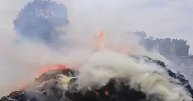 سيطرة 12 سيارة مطافئ على حريق ضخم في شونة كتان بشبرا ملس